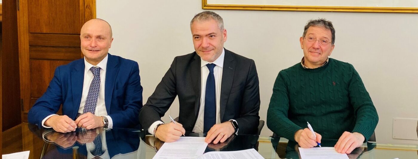 Foto firma protocollo banca intesa