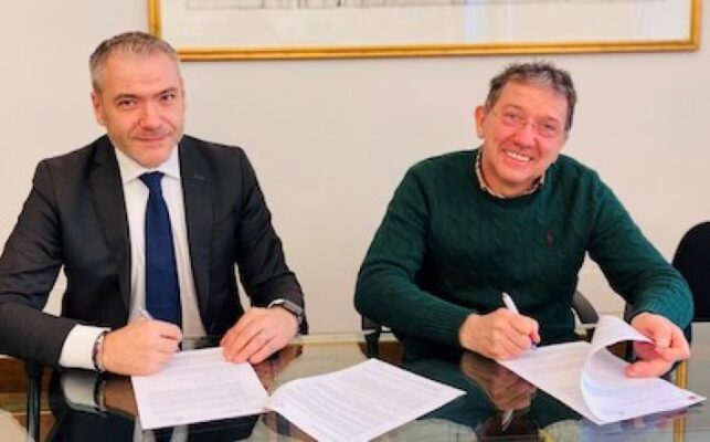 Foto firma protocollo banca intesa