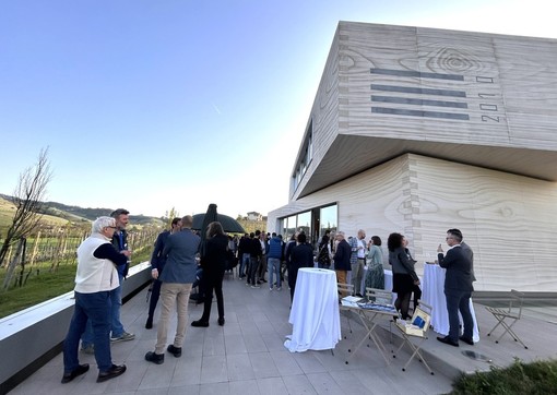 Nelle foto alcuni momenti della serata che ha visto la partecipazione di una nutrita schiera di associati. A fare gli onori di casa il presidente Massimo Marengo e la direttrice Chiara Carlini